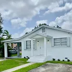 Cozy Modern Home in Miami